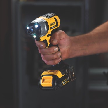 DeWalt DCF885C2 20V MAX 1/4" Impact Driver Kit